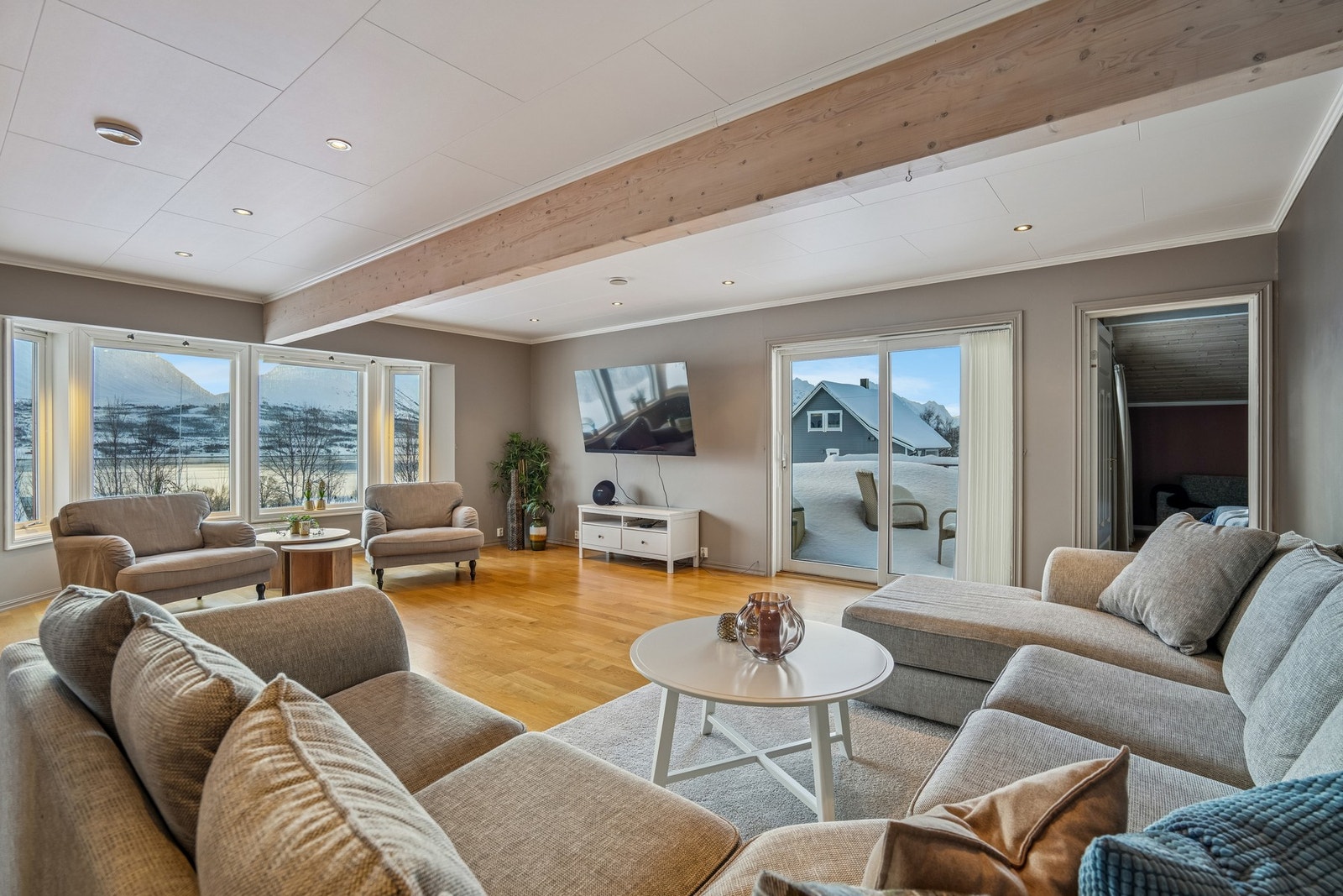 Fra stuen er det utgang til terrasse. Galleribilde