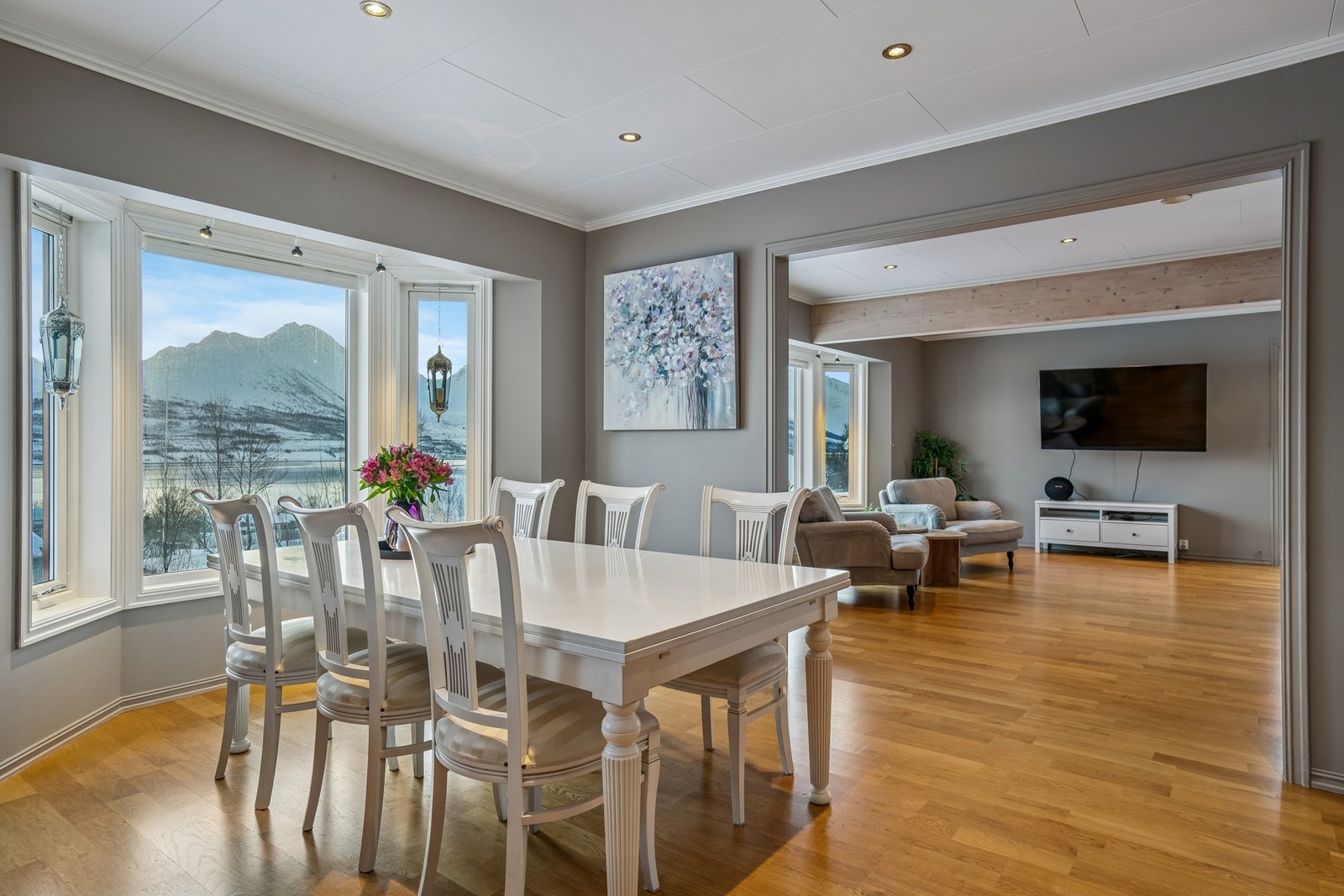 Utsikten kan også nytes fra spisestuen. Galleribilde