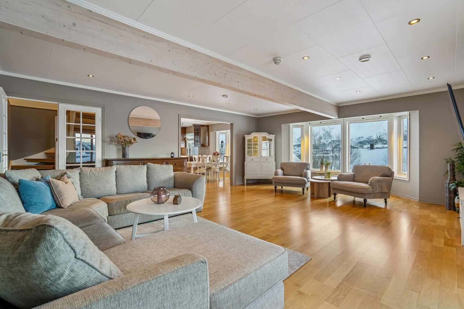 Romslig og åpen stue. Galleribilde