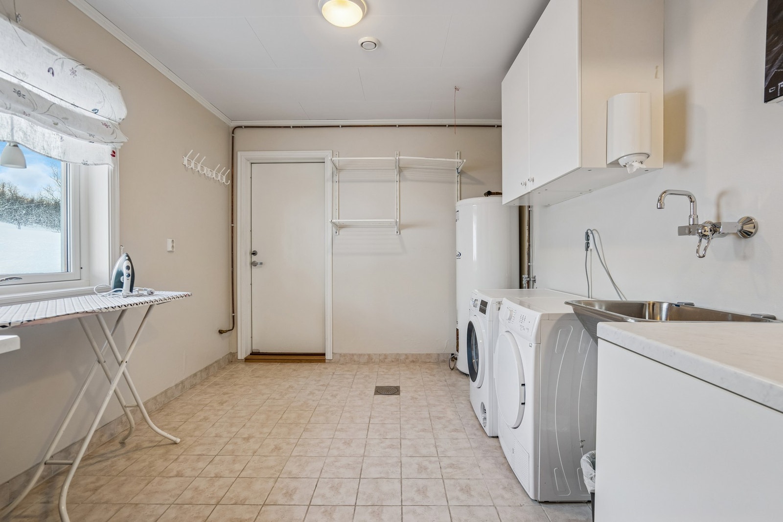 Stort vaskerom med adkomst til garasje. Galleribilde