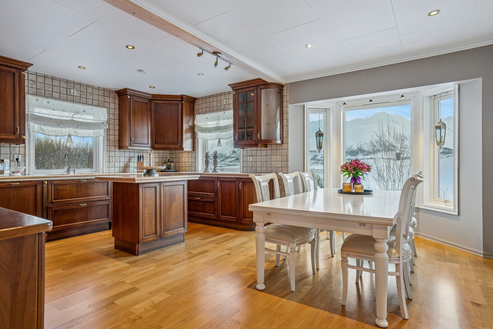 Takhøye overskap. Galleribilde