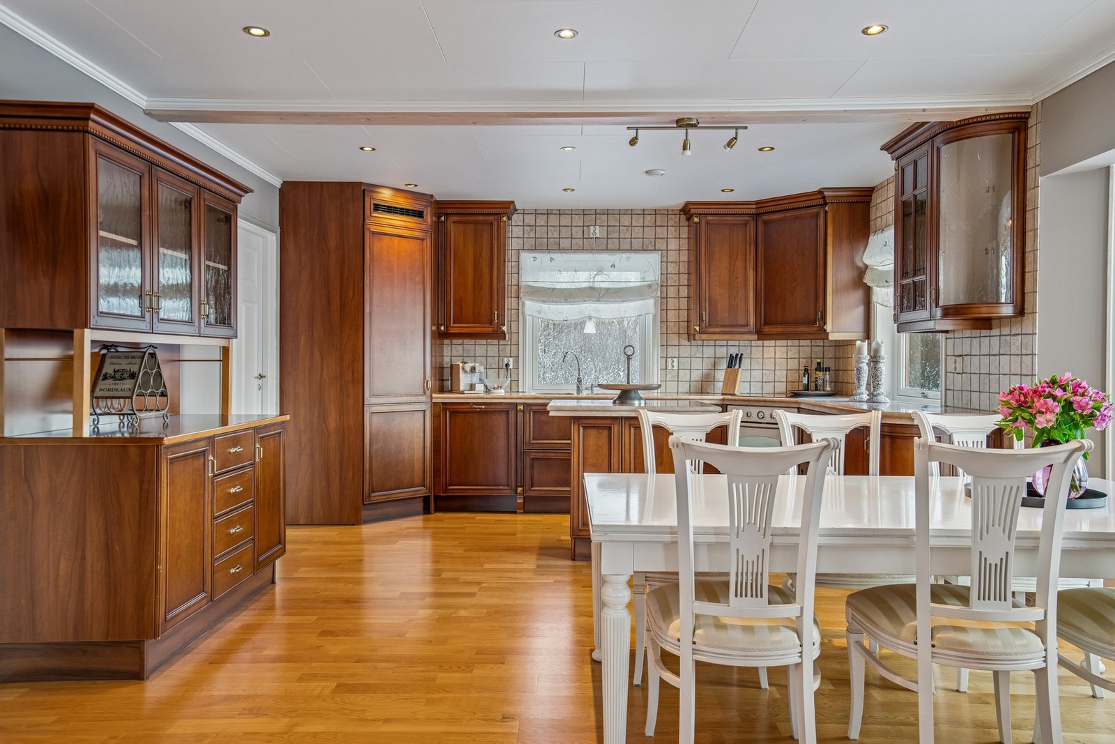 Stort kjøkken med god skap- og benkeplass. Galleribilde