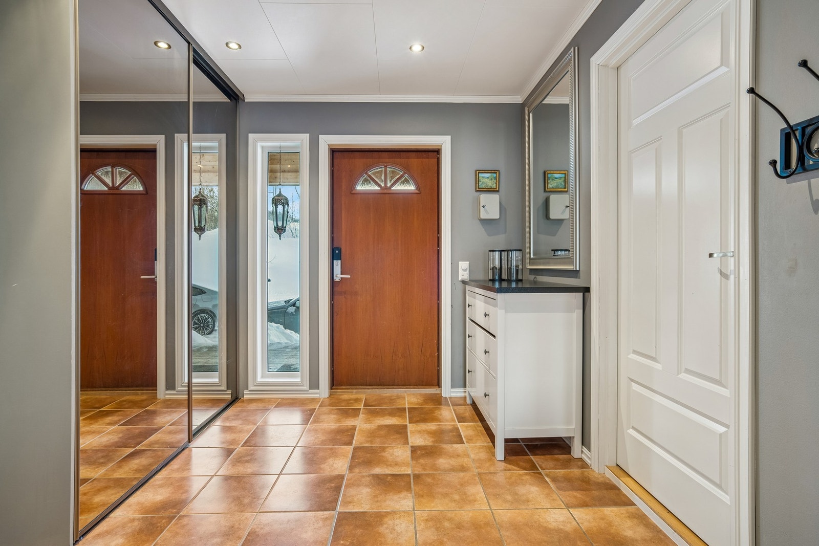 Entrén har mye oppbevaring- og garderobeplass. Galleribilde