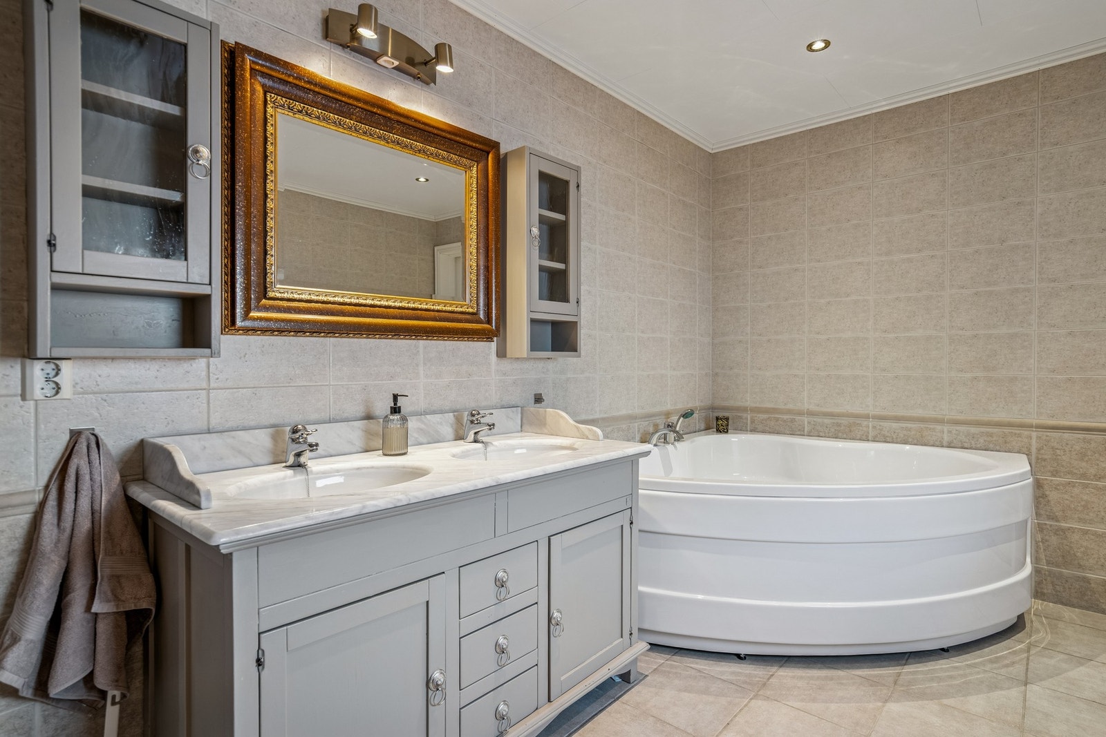 Romslig bad i 1. etasje. Galleribilde