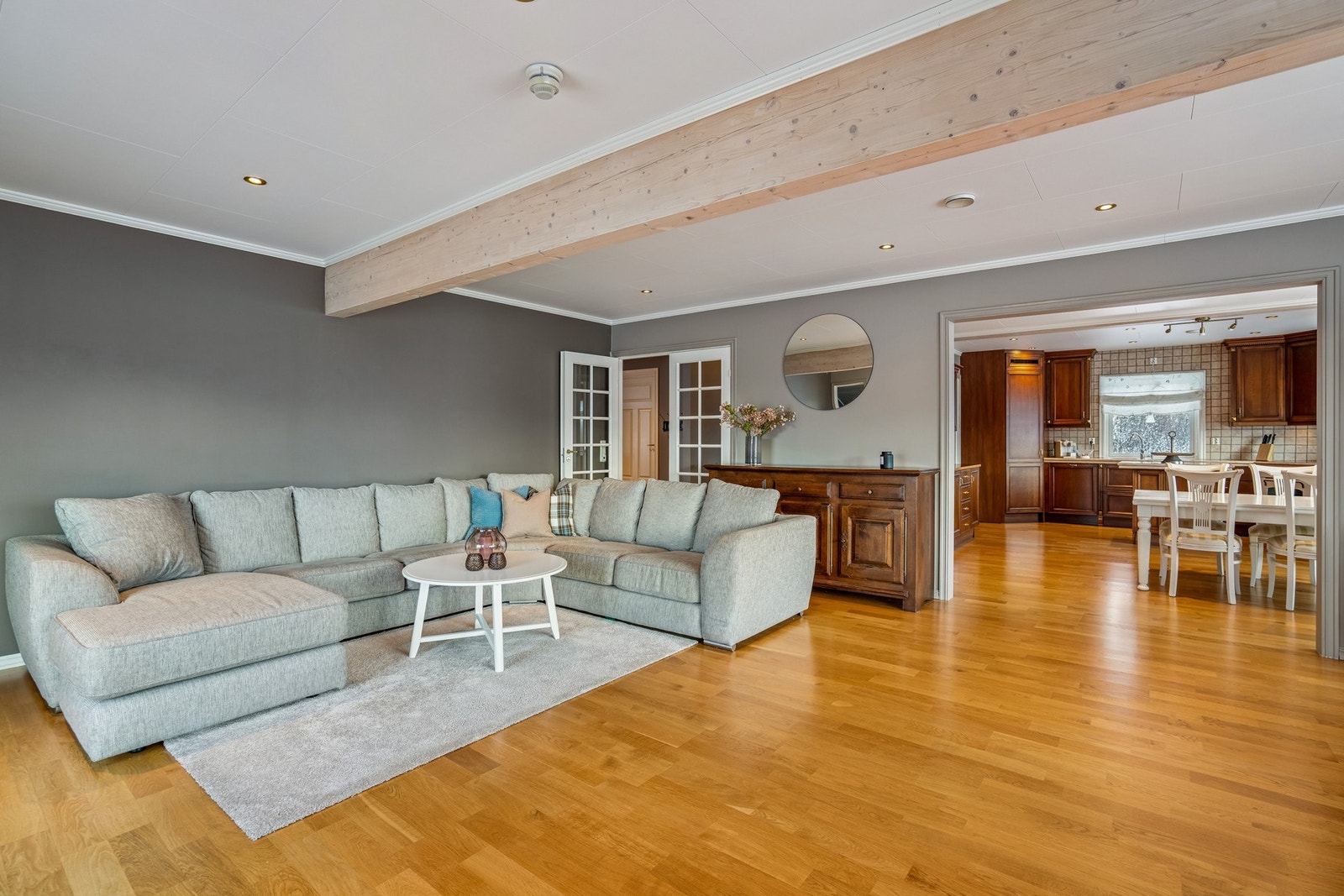 Stue med delvis åpen løsning mot kjøkken. Galleribilde