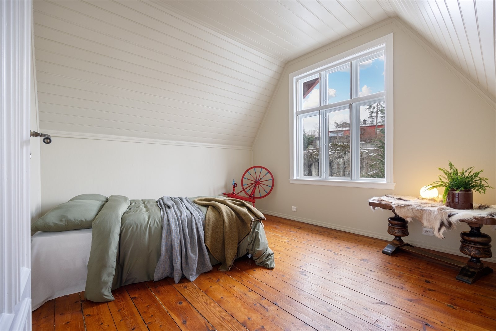 Soverom av god størrelse med store vindusflater. Galleribilde