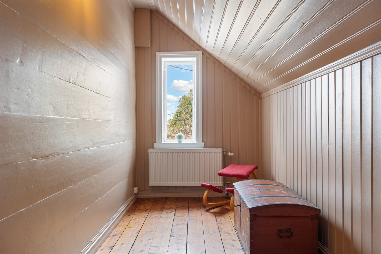 Koselig soverom/kontor med skråhimling og trepanel. Galleribilde