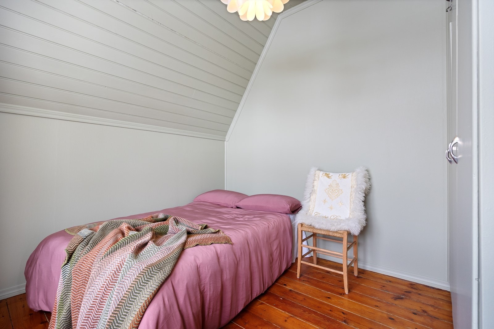 Soverom med skråtak, et lunt rom som egner seg godt som barnerom/gjesterom. Galleribilde