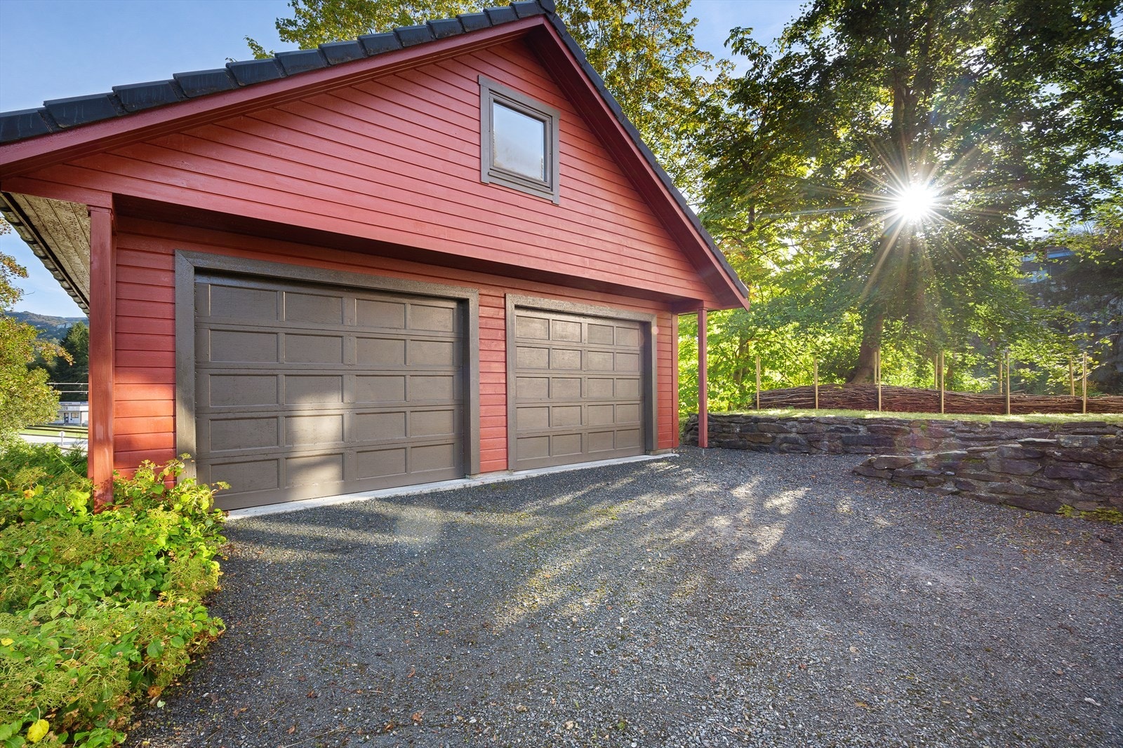 Trippelgarasje over 2 plan med god plass til diverse oppbevaring. Galleribilde