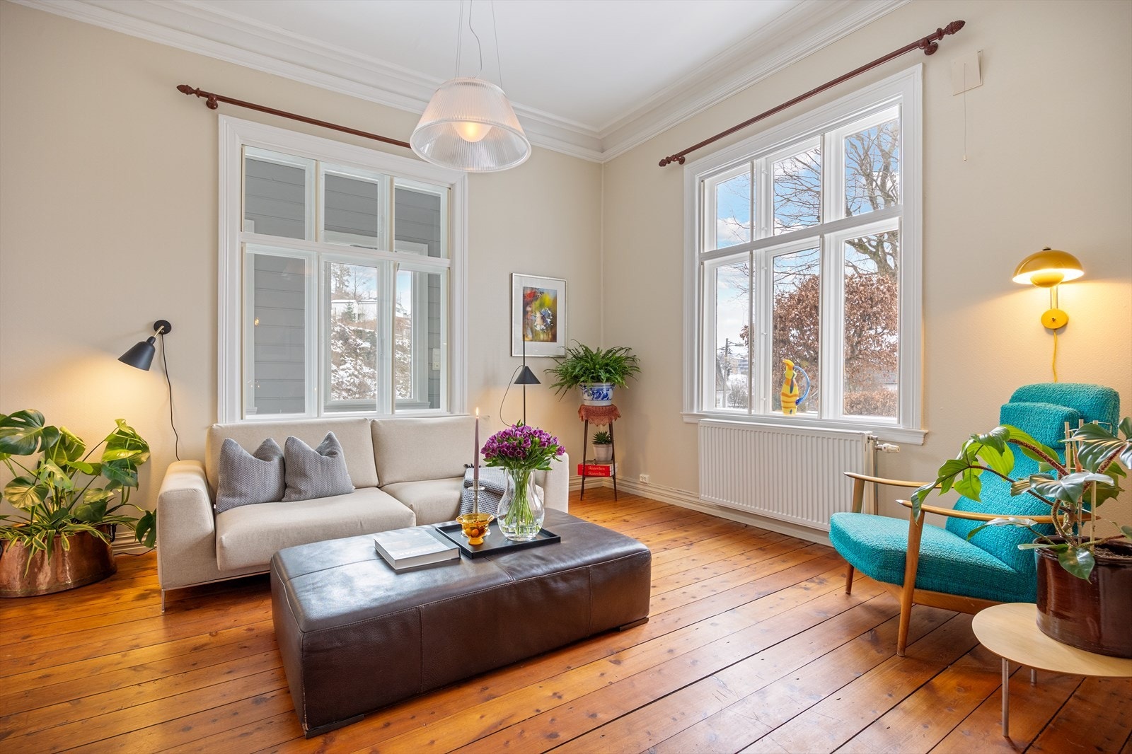 Store vindusflater som slipper inn rikelig med dagslys. Galleribilde