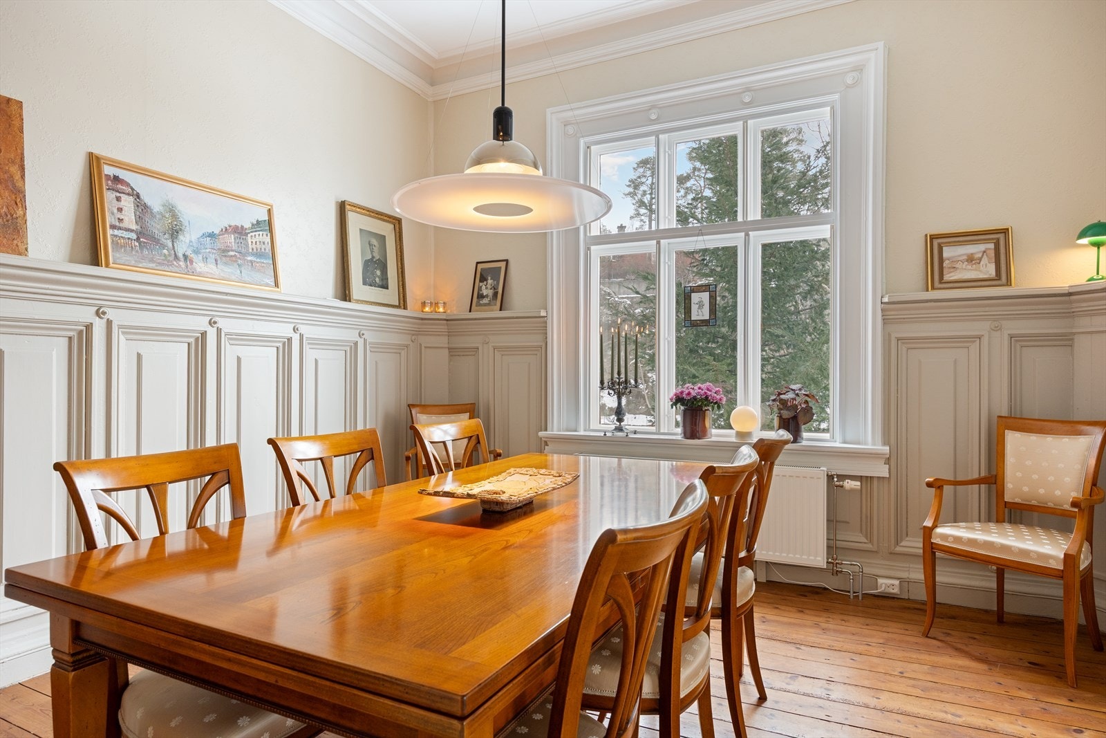 Stor spisestue med plass til langbord. Flotte vindusflater og panelerte vegger bidrar til en klassisk og herskapelig romfølelse. Galleribilde