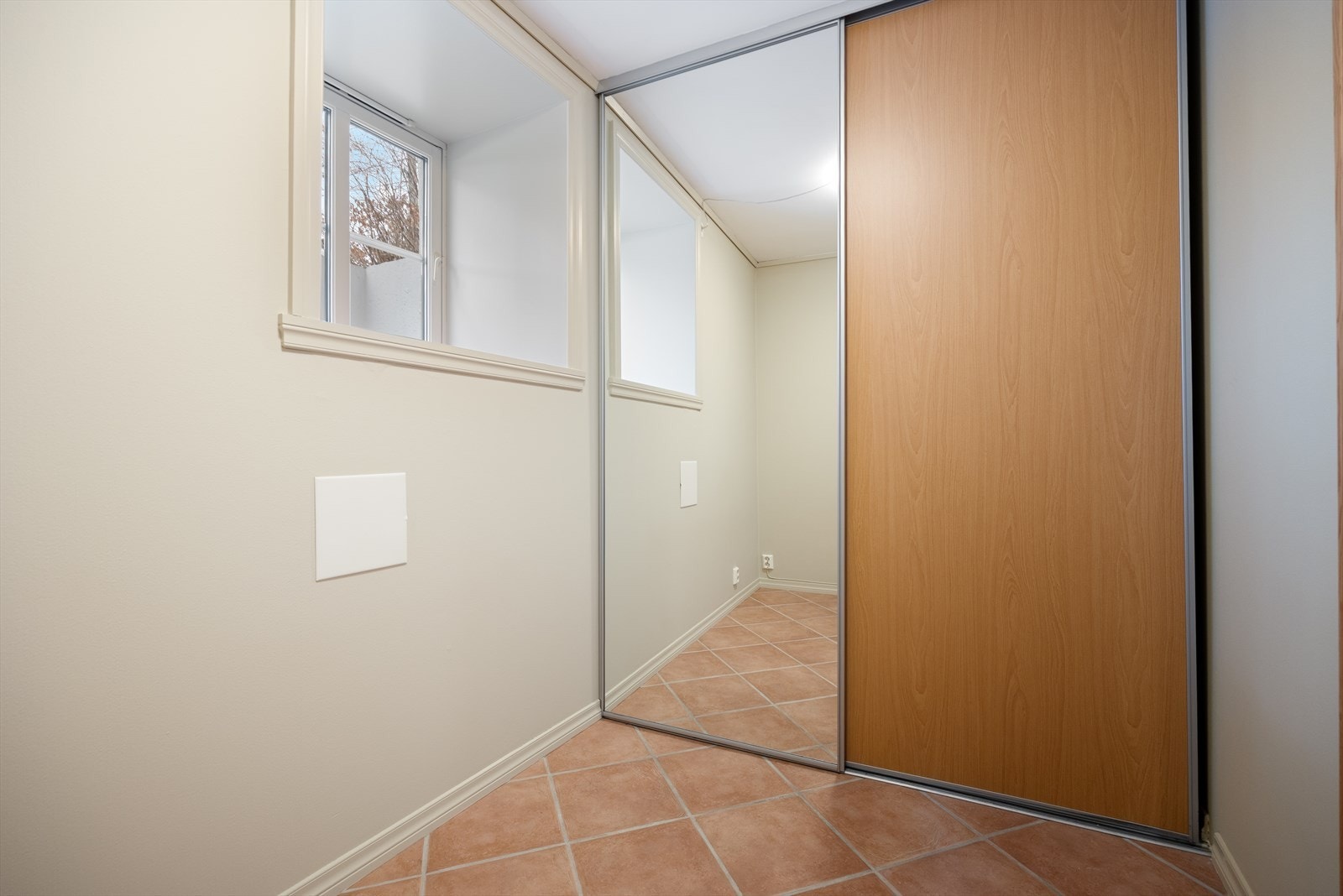 Rom innredet som soverom med skyvedørsgarderobe (ikke byggegodkjent). Galleribilde