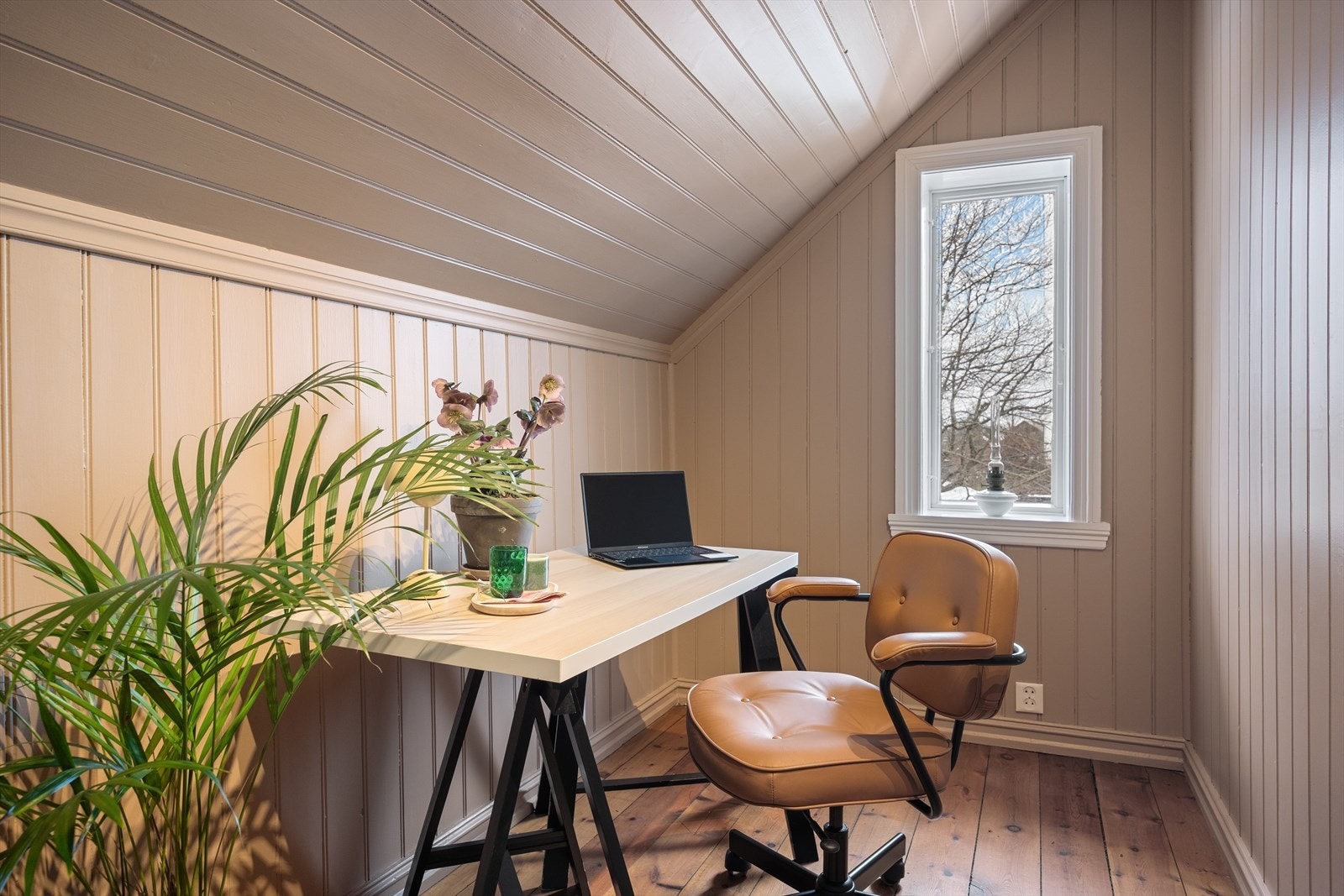 Kontor/gjesterom, et praktisk rom med skråtak og vindu som gir naturlig belysning. Galleribilde