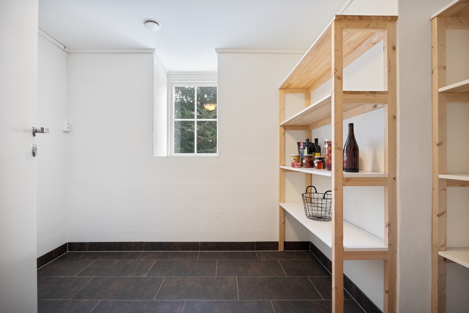 Matbod med god plass til oppbevaring. Galleribilde