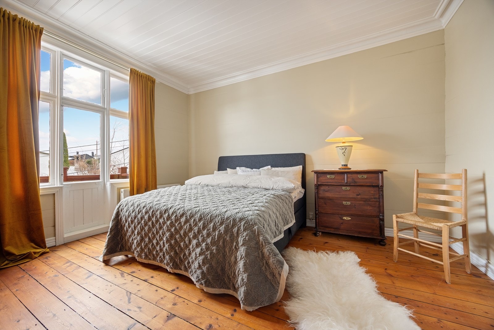 Fra det primære soverommet er det direkte utgang til en sjarmerende liten balkong på ca. 1,7 m². Galleribilde