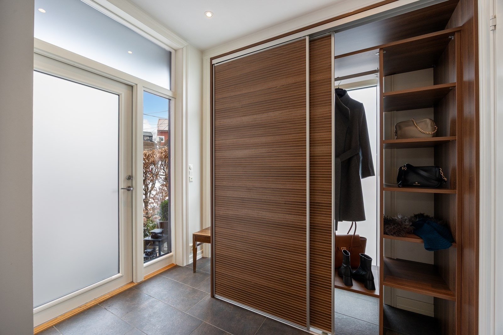 Romslig entré som gir en fin overgang inn til hjemmets sosiale rom. Galleribilde