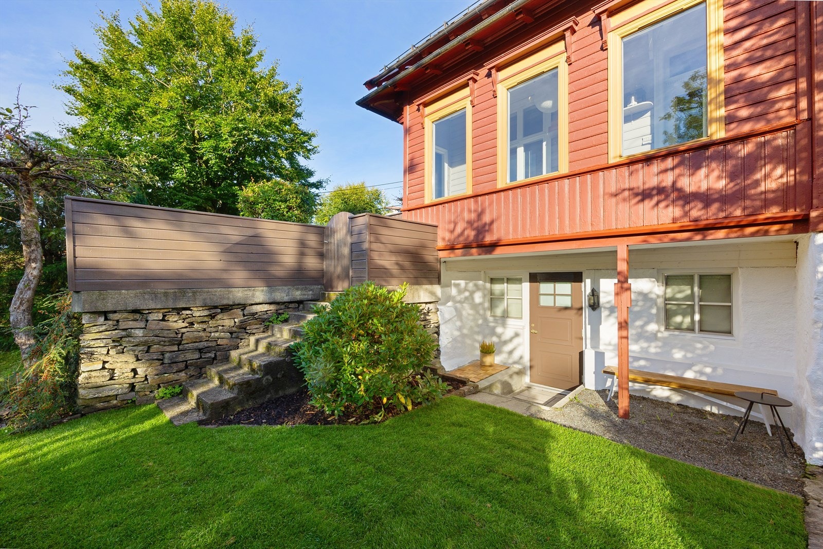 Flott og skjermet hage med inngang til sokkeldel. Galleribilde