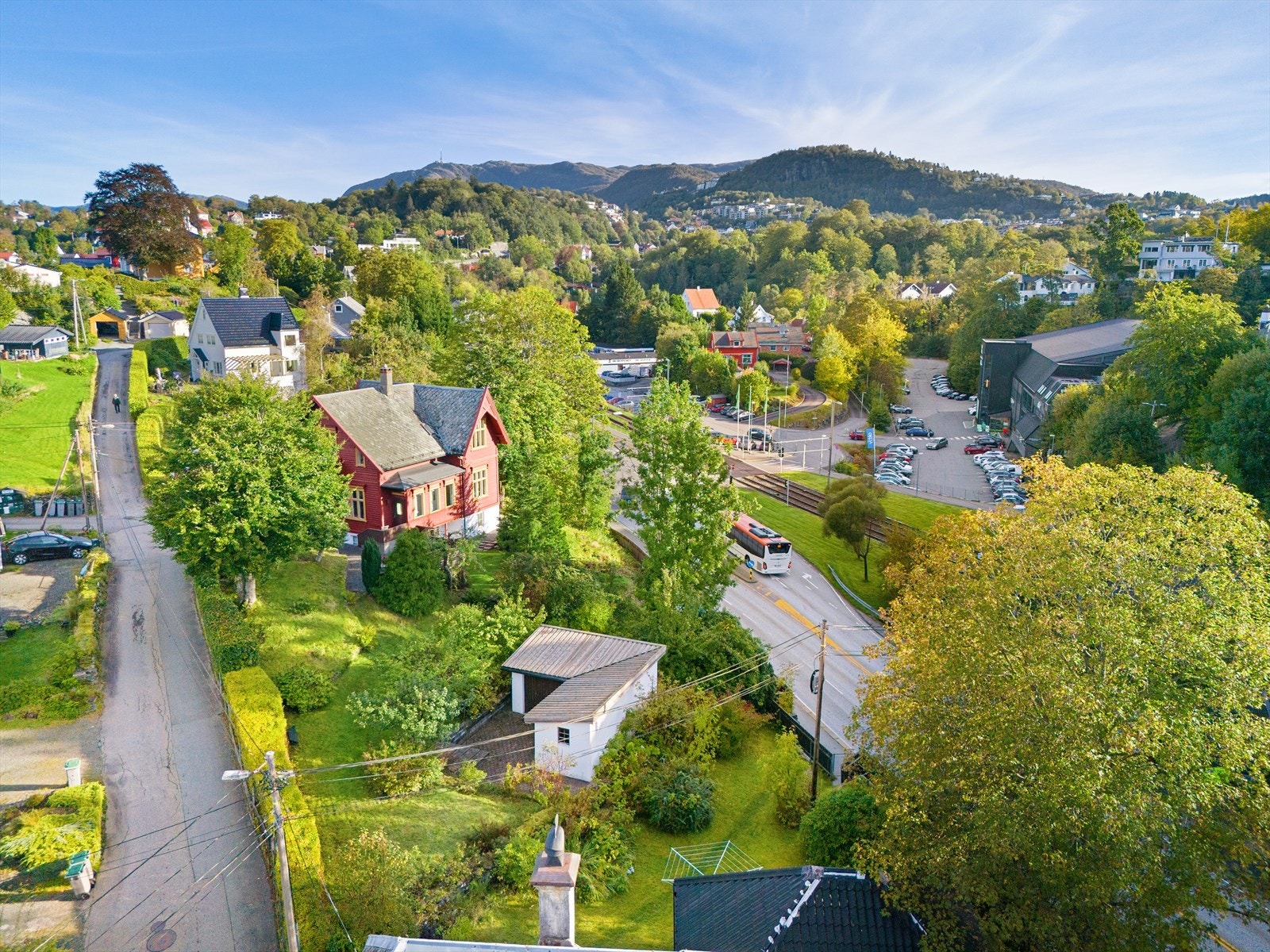 Fra eiendommen kan man enkelt spasere til Paradisalléen eller Nesttun bydelssentrum, hvor et stort utvalg av servicetilbud vil kunne dekke alle hverdagslige behov. Galleribilde