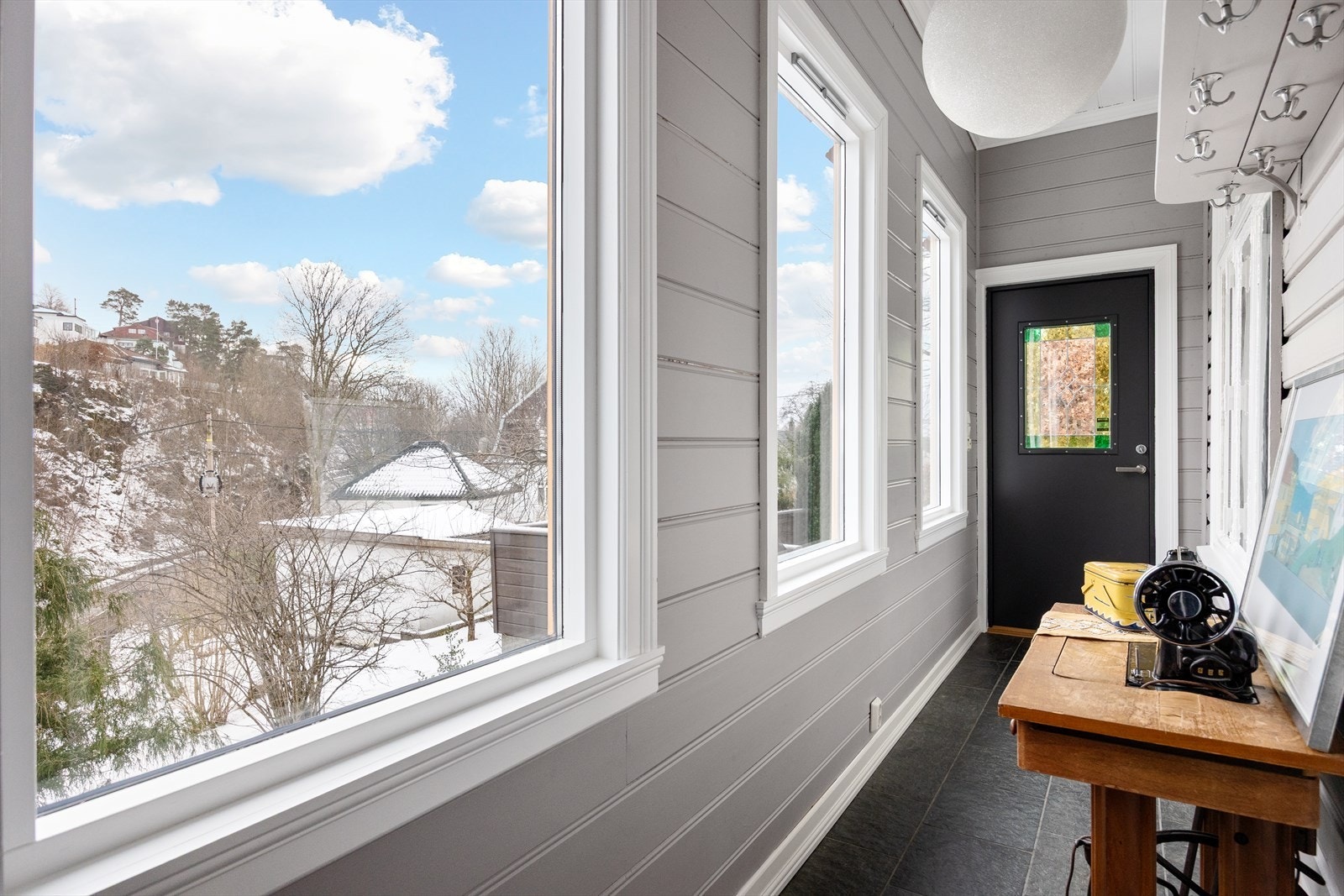 Lun vindfang med store vindusflater som gir godt lysinnslipp. Galleribilde