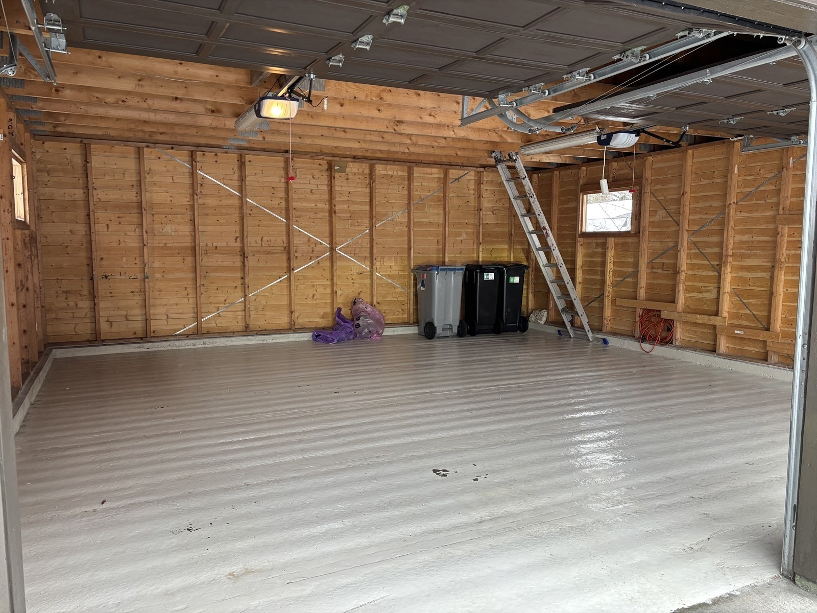 Garasjen har også en hems. Galleribilde