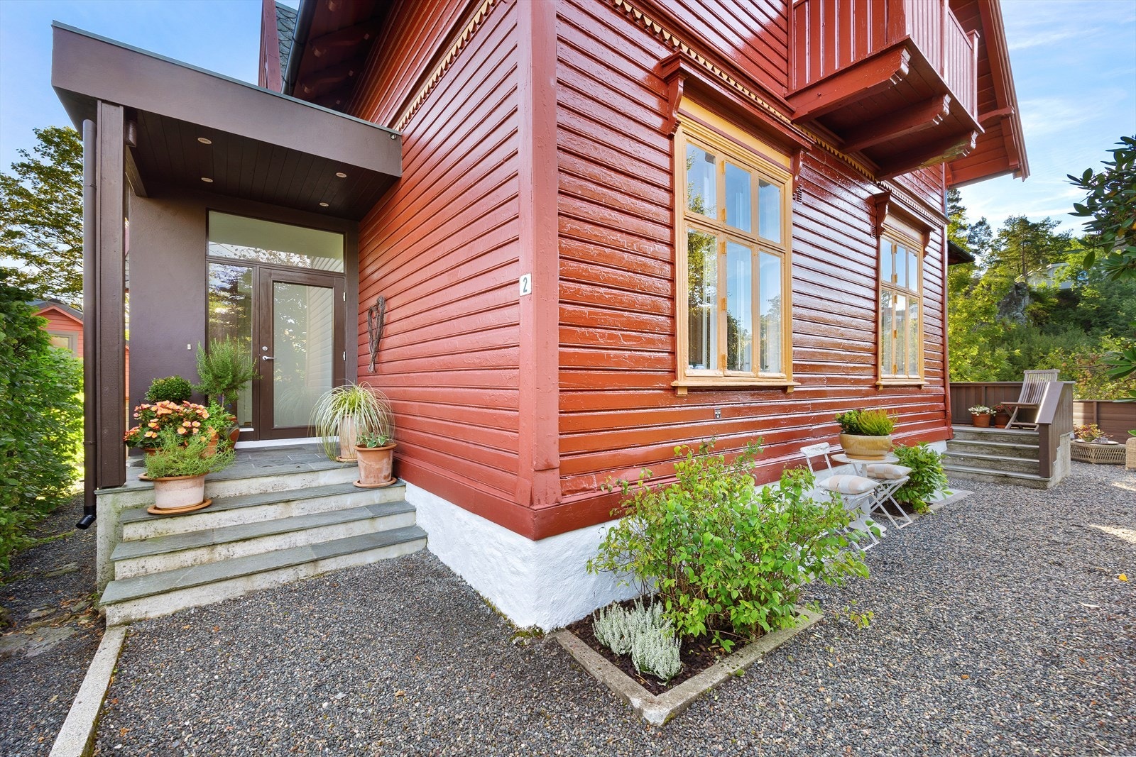 Innbydende inngangsparti med overbygg. Galleribilde