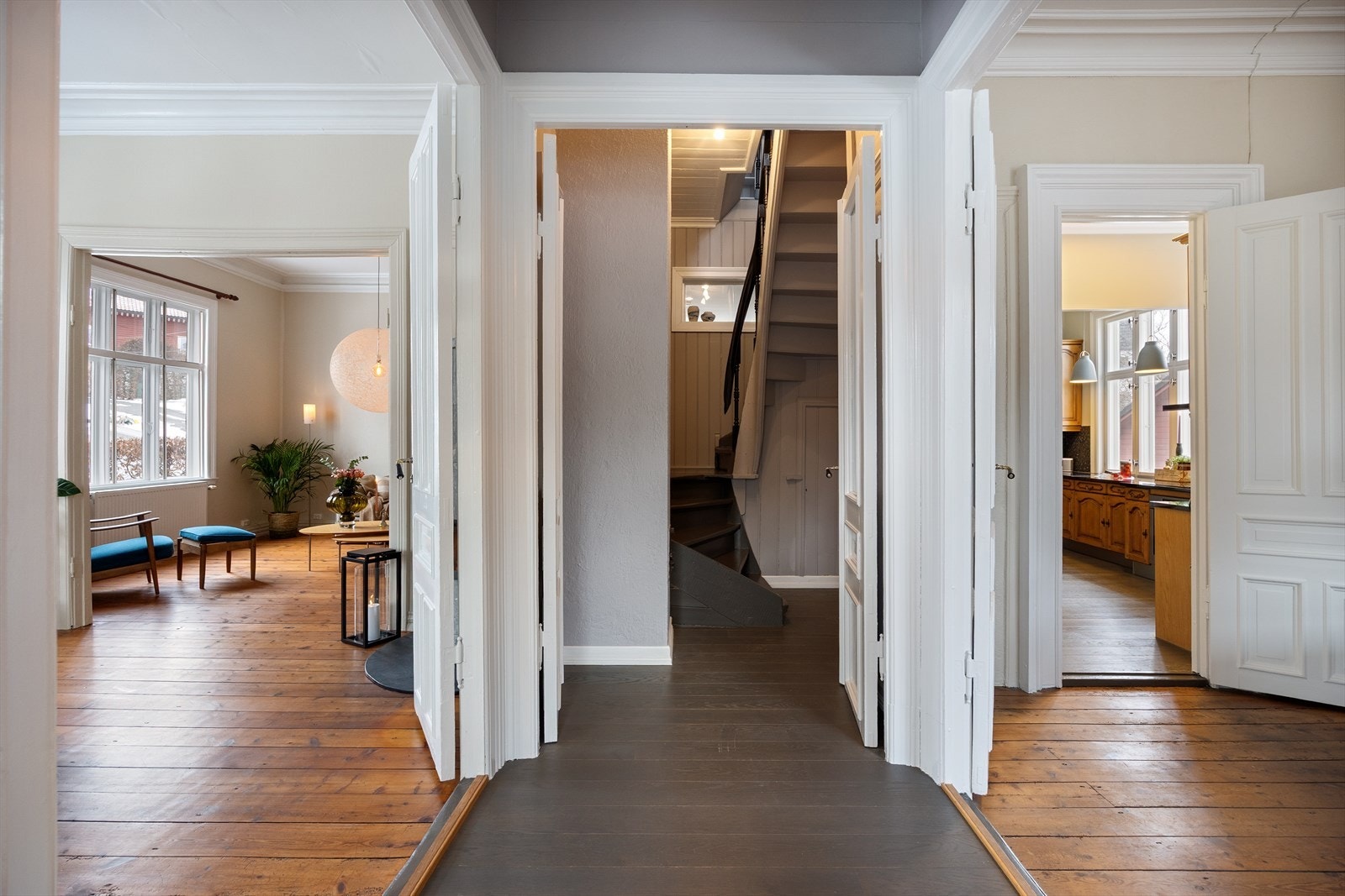 Dobbeltdører mot trappegang gir enkel skjerming mellom etasjene. Galleribilde