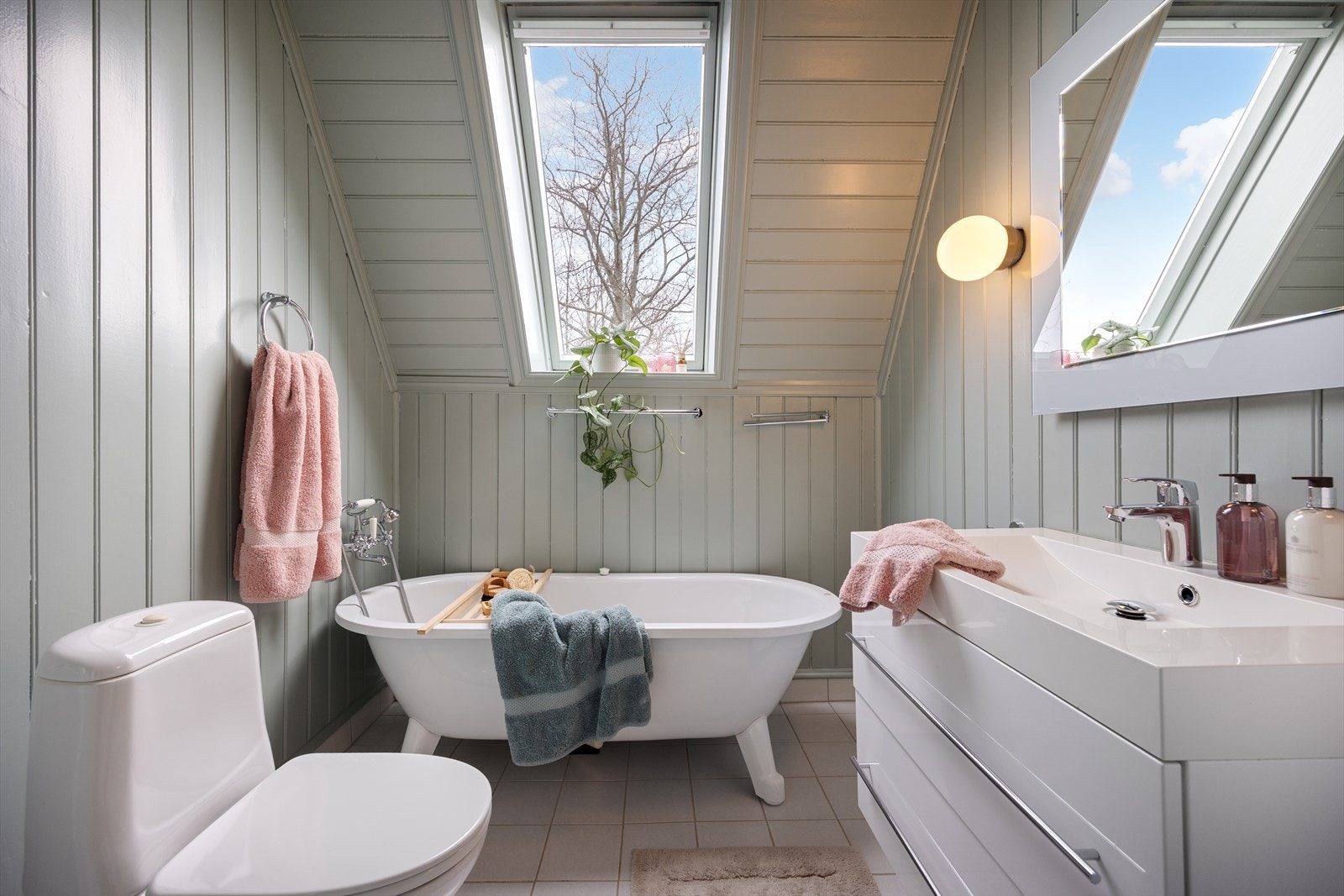 Flott baderom innredet med både badekar og dusjløsning, servantinnredning og toalett, med vannbåren gulvvarme og mekanisk avtrekk. Galleribilde