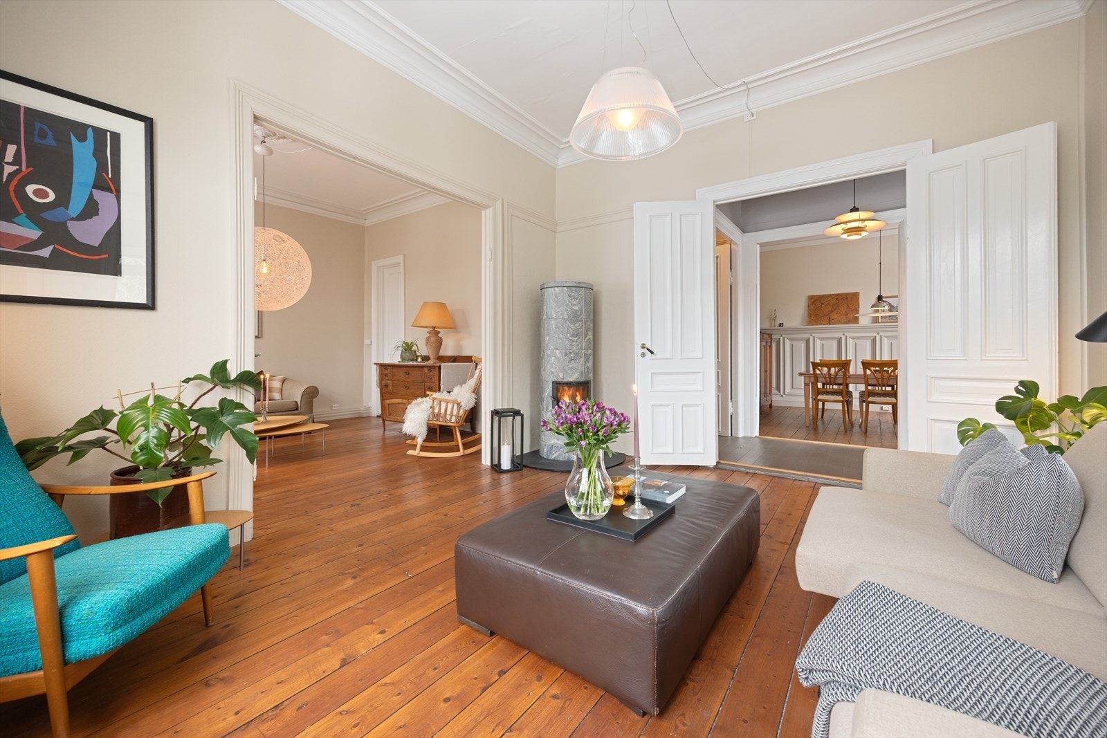 En innbydende løsning med naturlig flyt videre mot spisestuen. Galleribilde