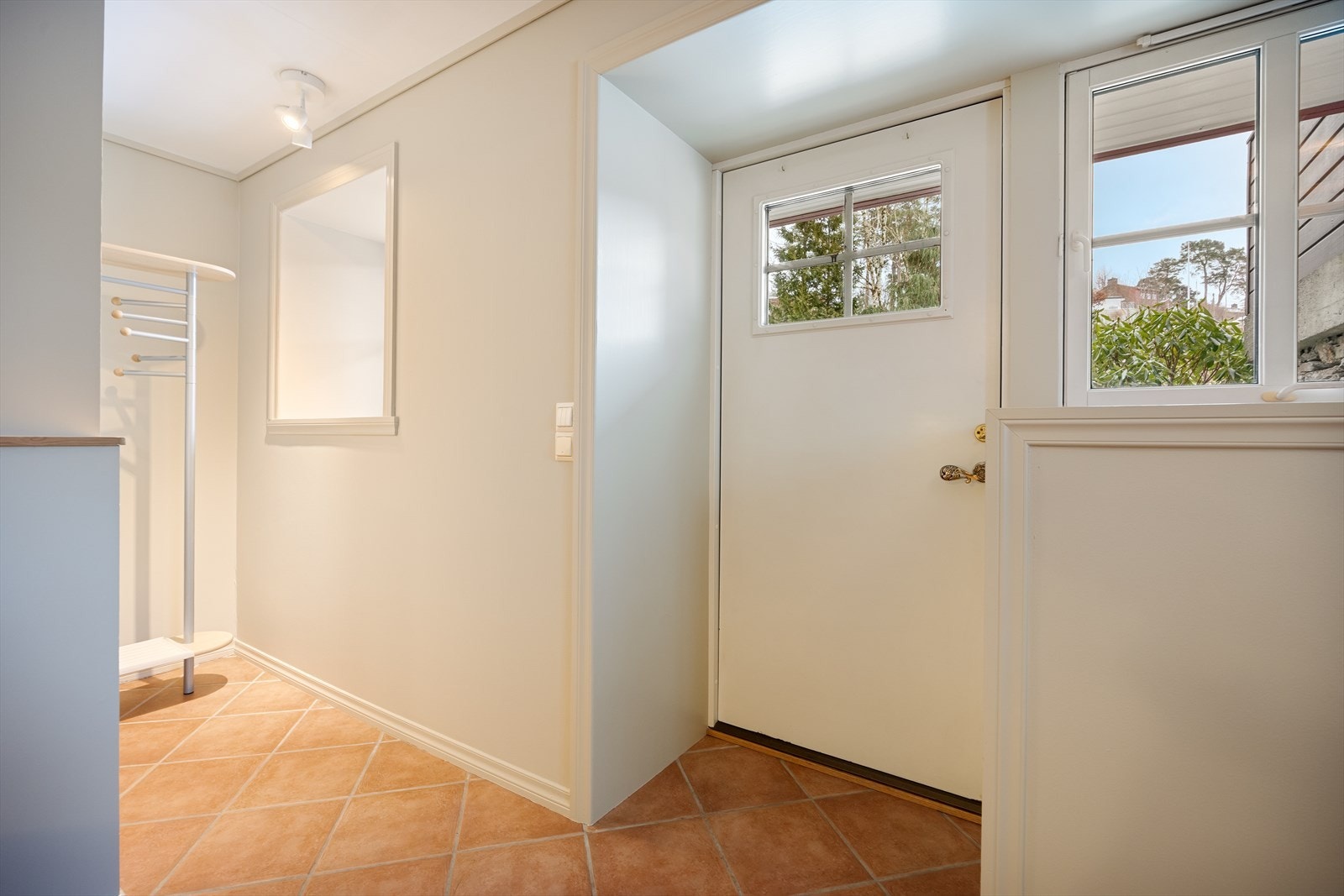 Egen inngang til sokkeldel. Det gjøres oppmerksom på at sokkeldelen ikke er godkjent som selvstendig boenhet. Galleribilde