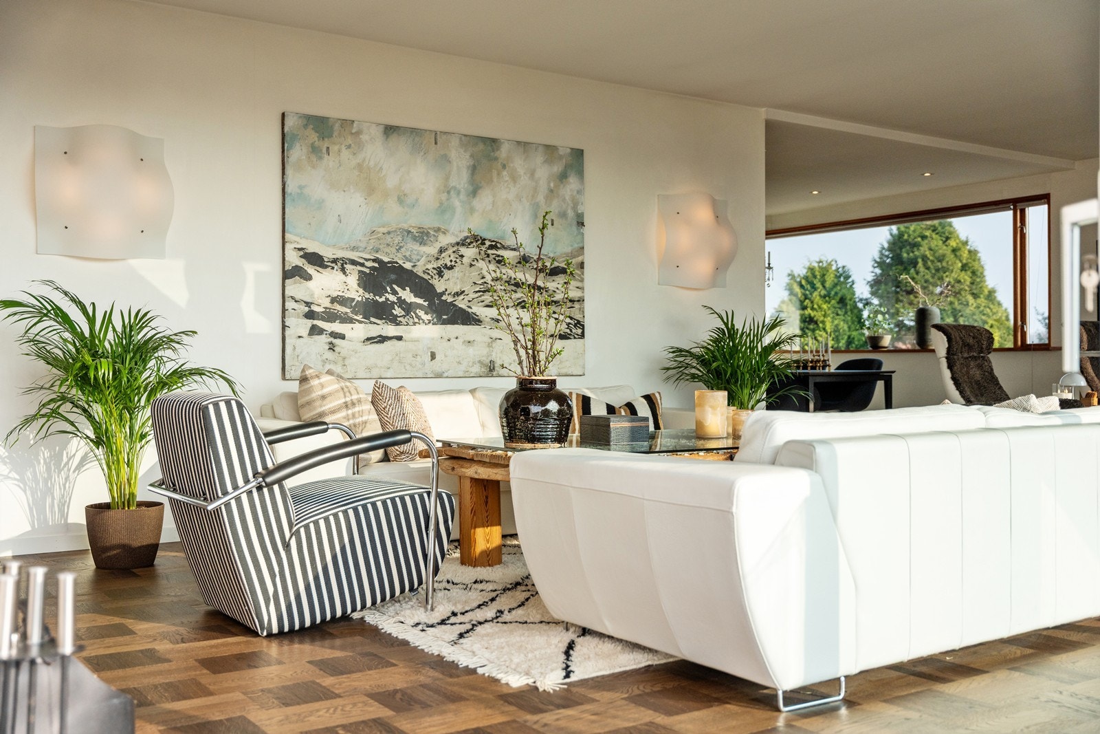 Rommet er stort og åpent med naturlig inndeling av de ulike sonene. Galleribilde