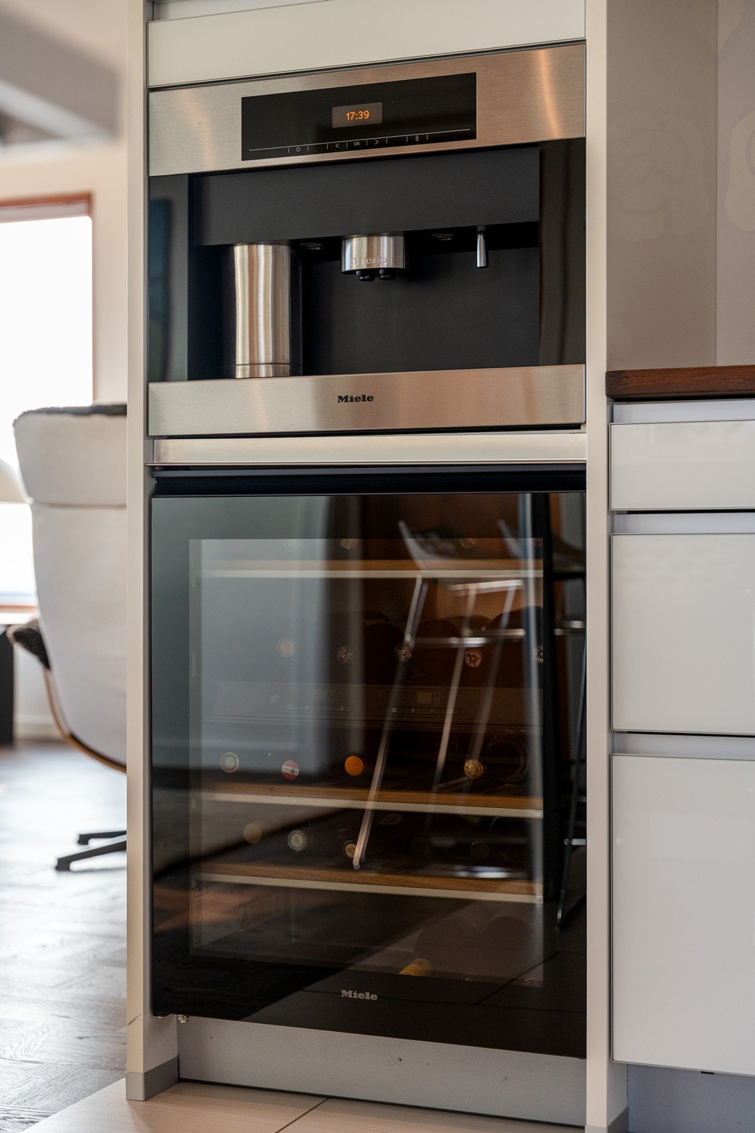 Kjøkkenet er velutstyrt med integrerte hvitevarer fra Miele som kaffemaskin, vinskap og oppvaskmaskin. Frittstående kjøl/frys fra Samsung og eksklusiv gasskomfyr fra Ilve med 2 stekeovner. Galleribilde