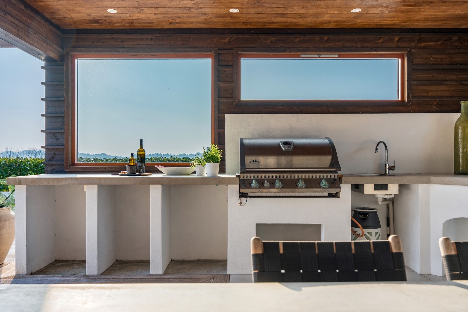 Her har du gassgrill og vask, i tillegg til god arbeidsplass. Galleribilde