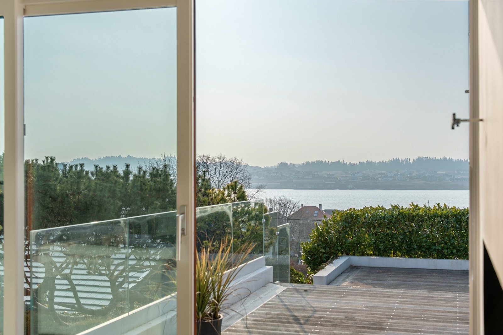 Via store skyvedører i glass har du utgang til den fantastiske uteplassen. Galleribilde