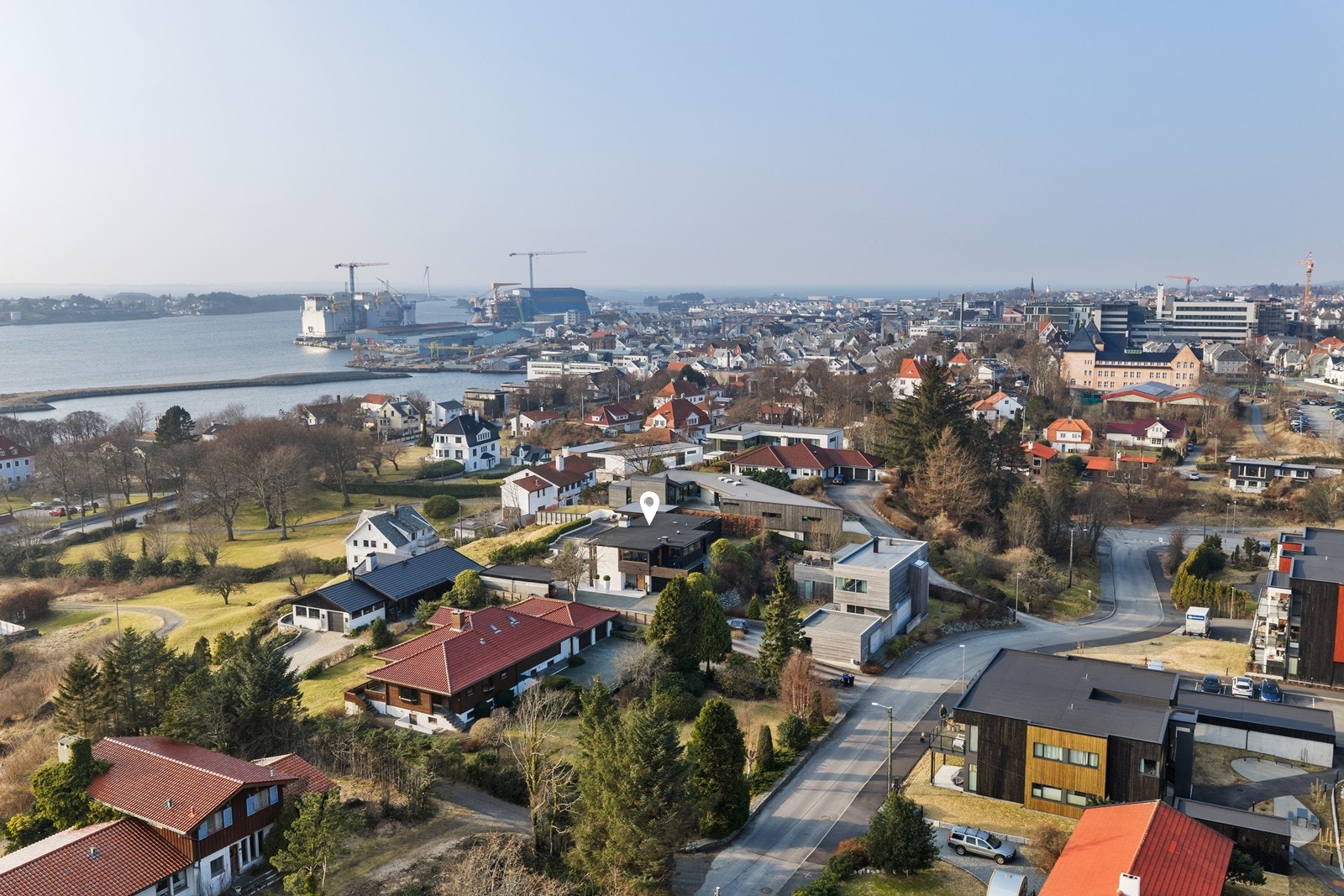 Denne eiendommen ligger i et rolig og barnevennlig område med kort avstand til skole, barnehage og butikker. Galleribilde