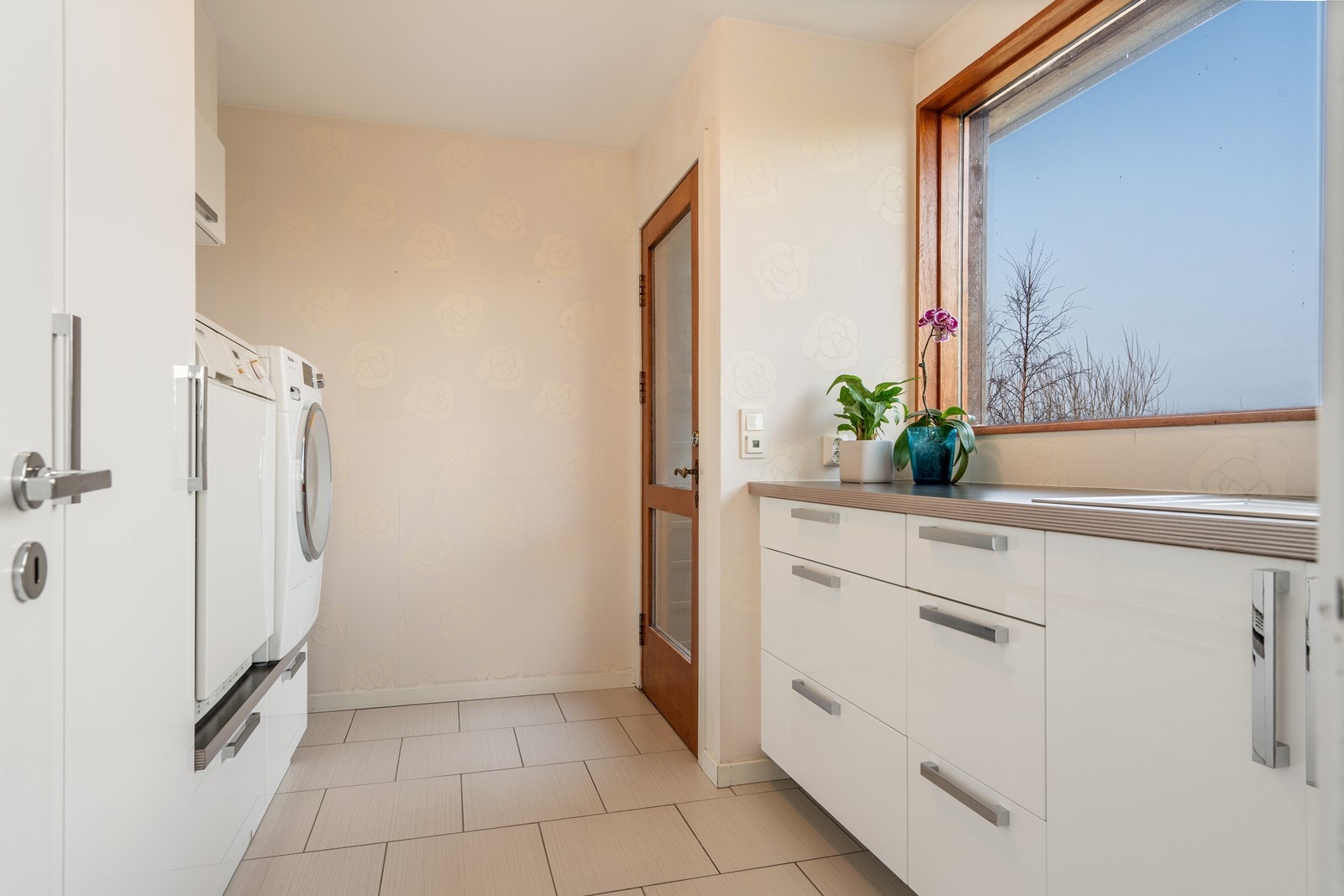 Flott vaskerom med praktisk skap - og benkeinnredning. Galleribilde