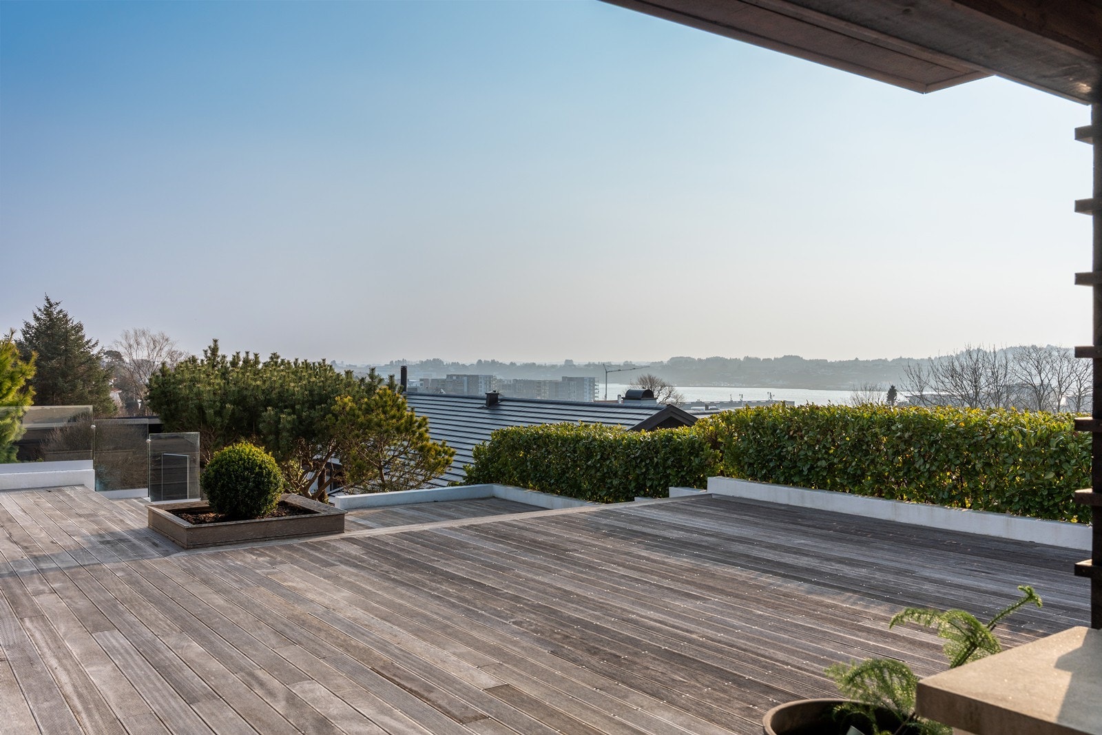 I forbindelse med omfattende oppussing av boligen i 2018, ble det etablert et flott, parkmessig uteområde. Galleribilde