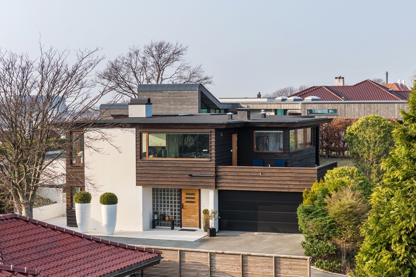 Boligens arkitektoniske særpreg og flotte interiør gir rom for fleksibilitet og personlige preg, og har velintegrerte og funksjonelle løsninger som sentralstøvsuger, stue/kjøkken i harmoni med flotte uteområder, i tillegg til både nyetablert carport med Galleribilde