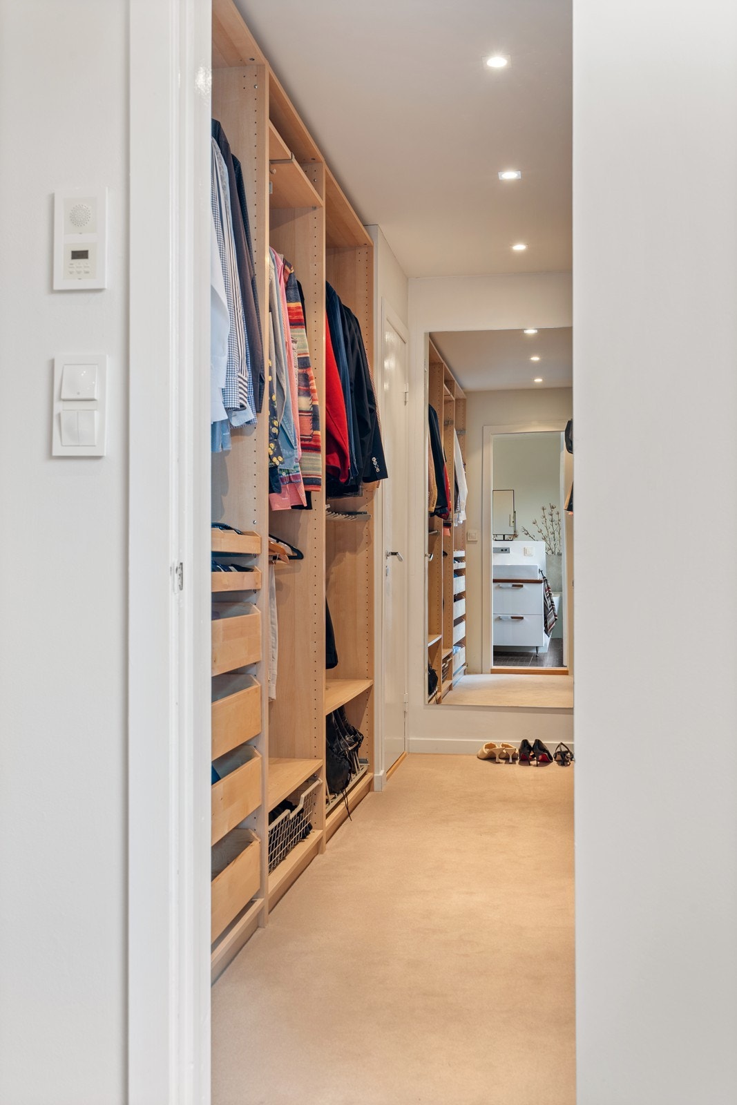 Stort walk-in-closet med praktisk garderobeinnredning. Galleribilde