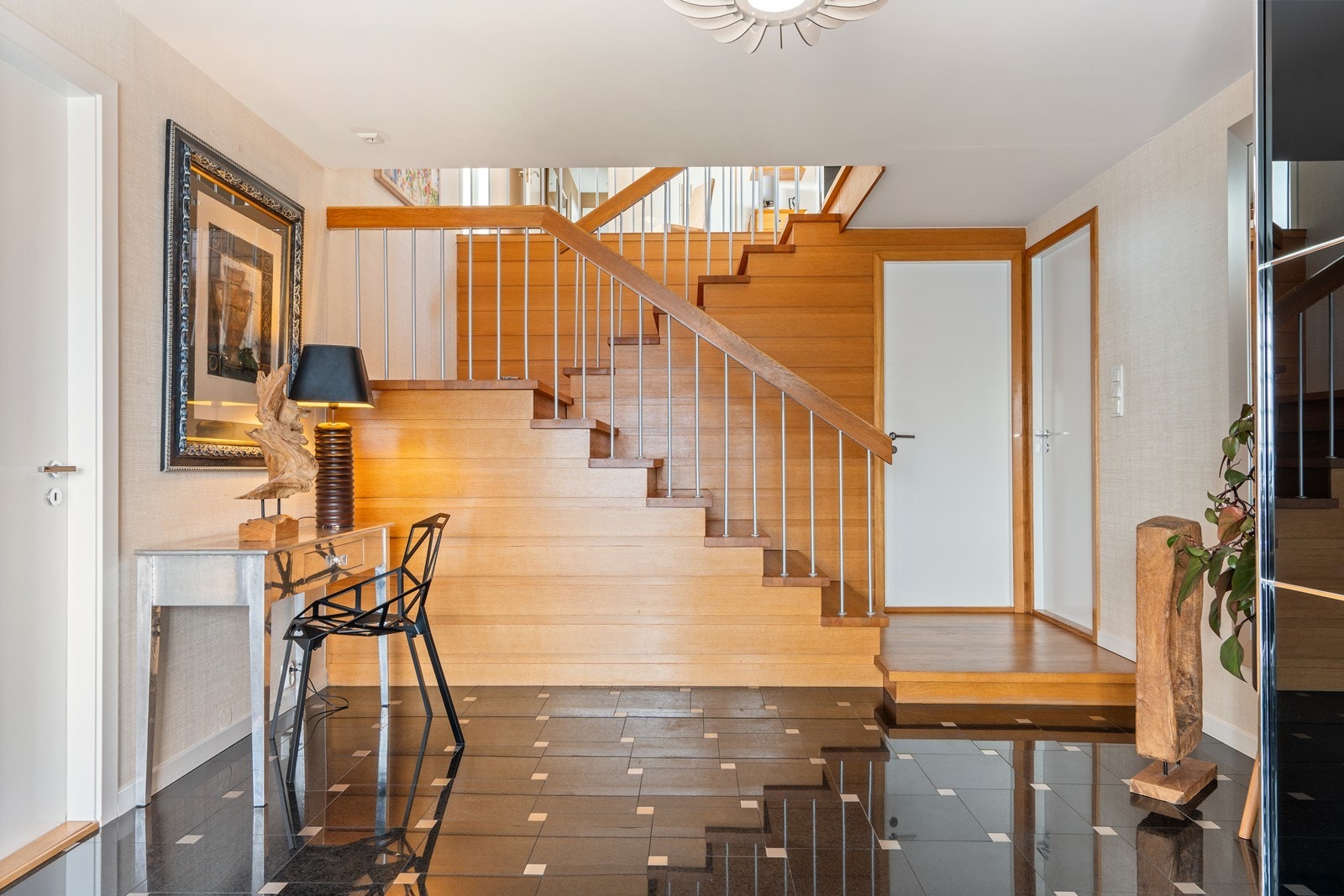 I entrèen ligger en perle av en trapp som fungerer som et fantastisk blikkfang og gir boligen et eksklusivt preg. Galleribilde