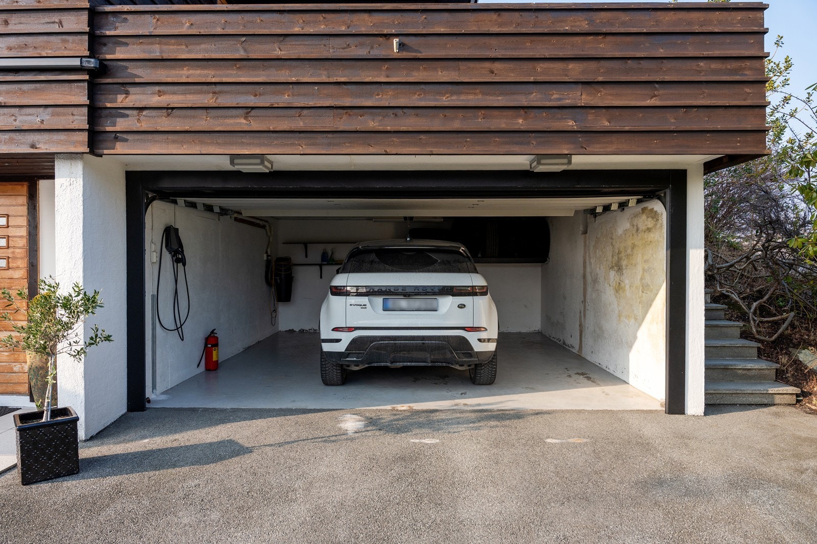 Dobbelgarasje med elbilalder. Galleribilde