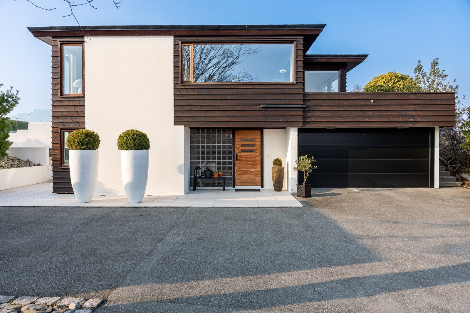 Du møtes av en velstelt eiendom med arkitektonisk fremtoning hvor det opprinnelige uttrykket er godt bevart. Galleribilde