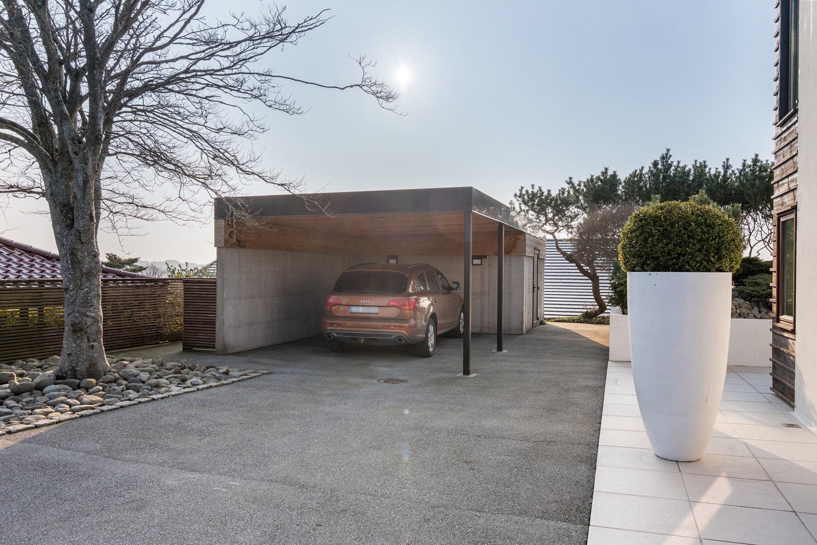 nyetablert carport med praktisk utebod. Galleribilde