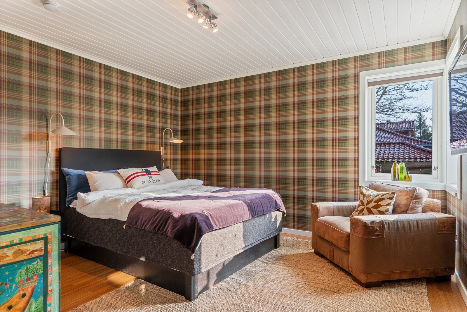 Flott soverom med klassisk tapet på veggflater. Galleribilde