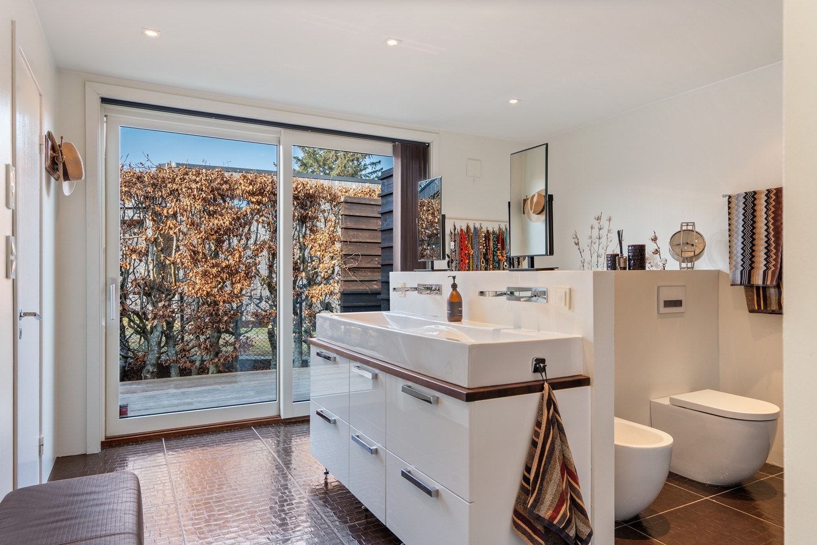 Fra badet er det skyvedør ut til en usjenert utedusj som gir en spa-lignende opplevelse. Galleribilde