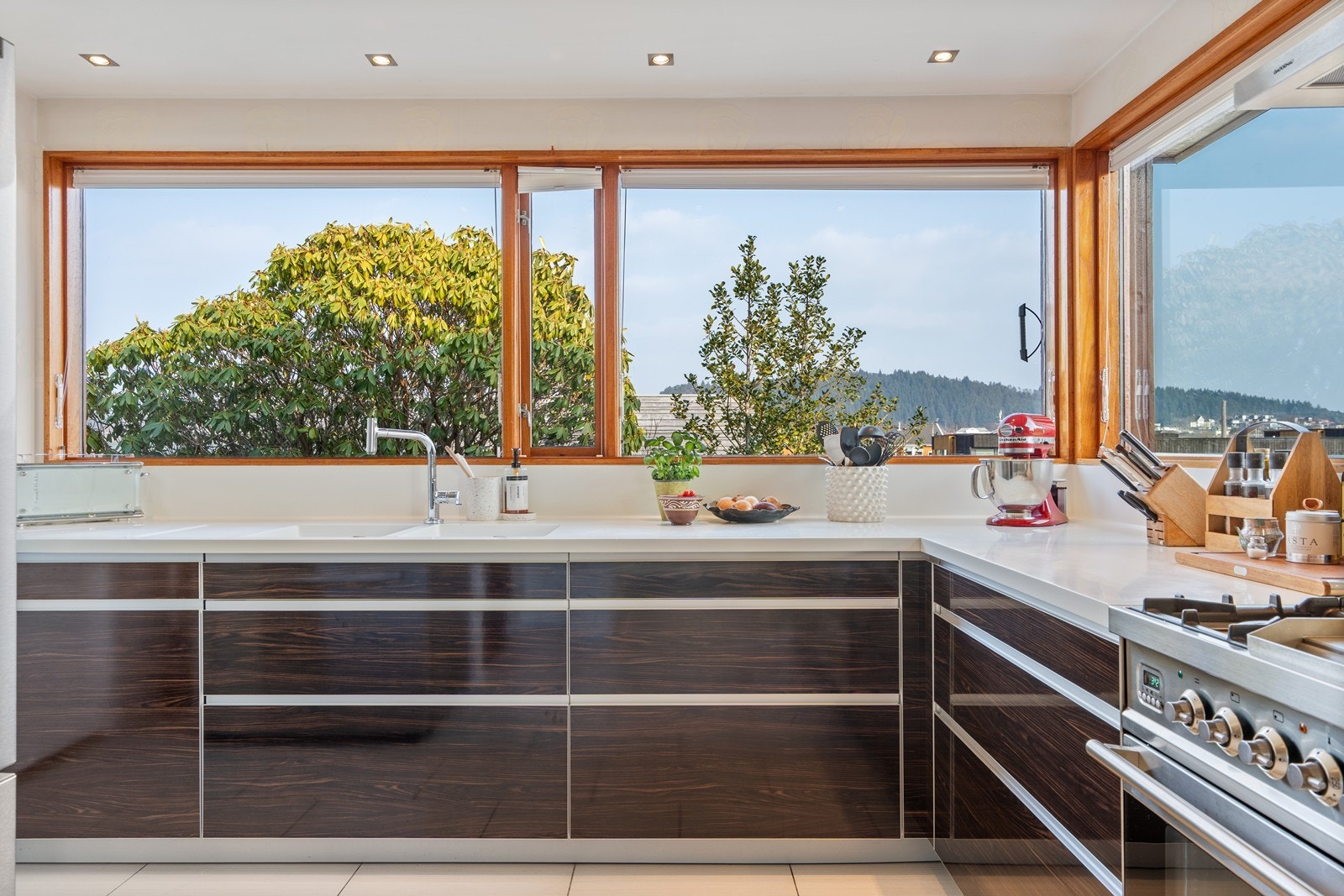 Gjennomgående i hele boligen er store vindusflater som sørger for flotte lysforhold og en luftig atmosfære! Galleribilde