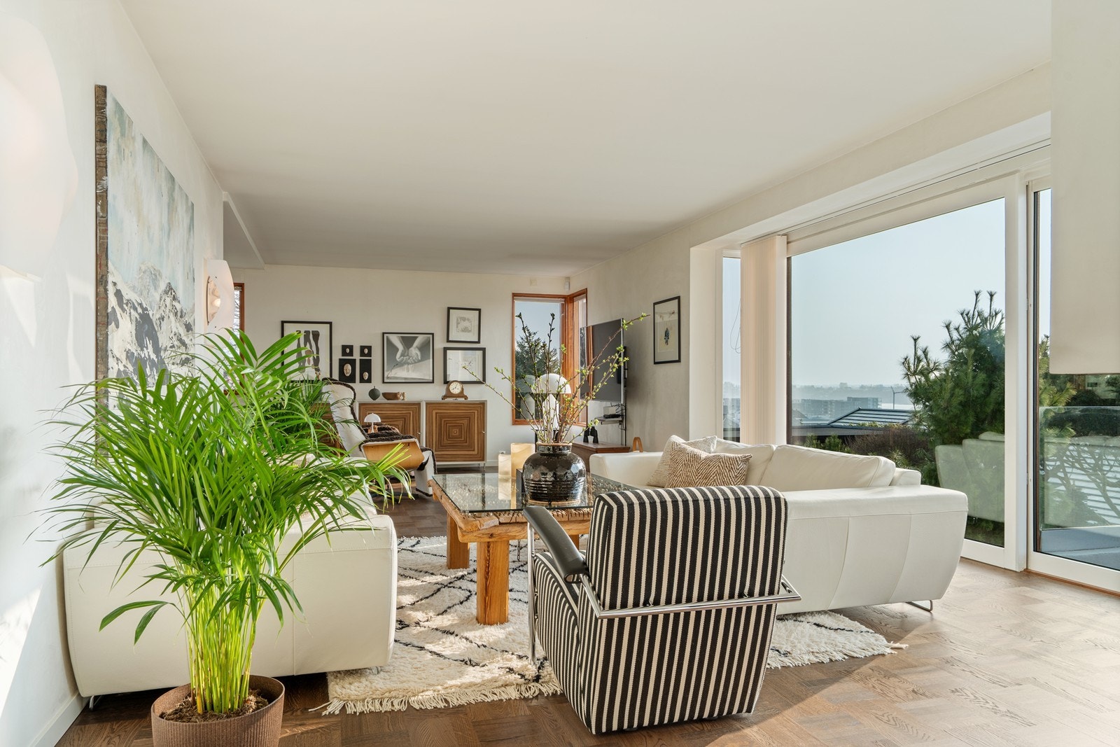 Stuen lar seg enkelt møblere med stor spisebordsgruppe, salong, flygel og annet ønskelig møblement. Galleribilde