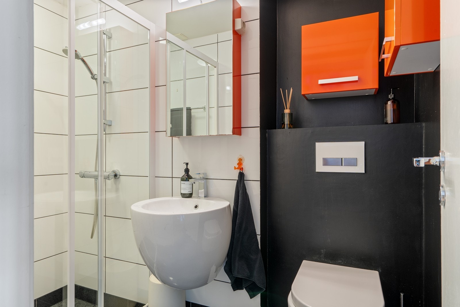 Pent bad med dusj, servant, speilskap og vegghengt toalett. Galleribilde