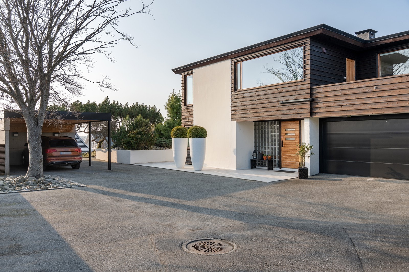 En arkitekttegnet funkisperle av arkitekt Jon Voraa, med høytliggende plassering på en av byens beste utsiktstomter hvor du har fantastiske solforhold og storslått sjøutsikt utover Karmsundet! Galleribilde