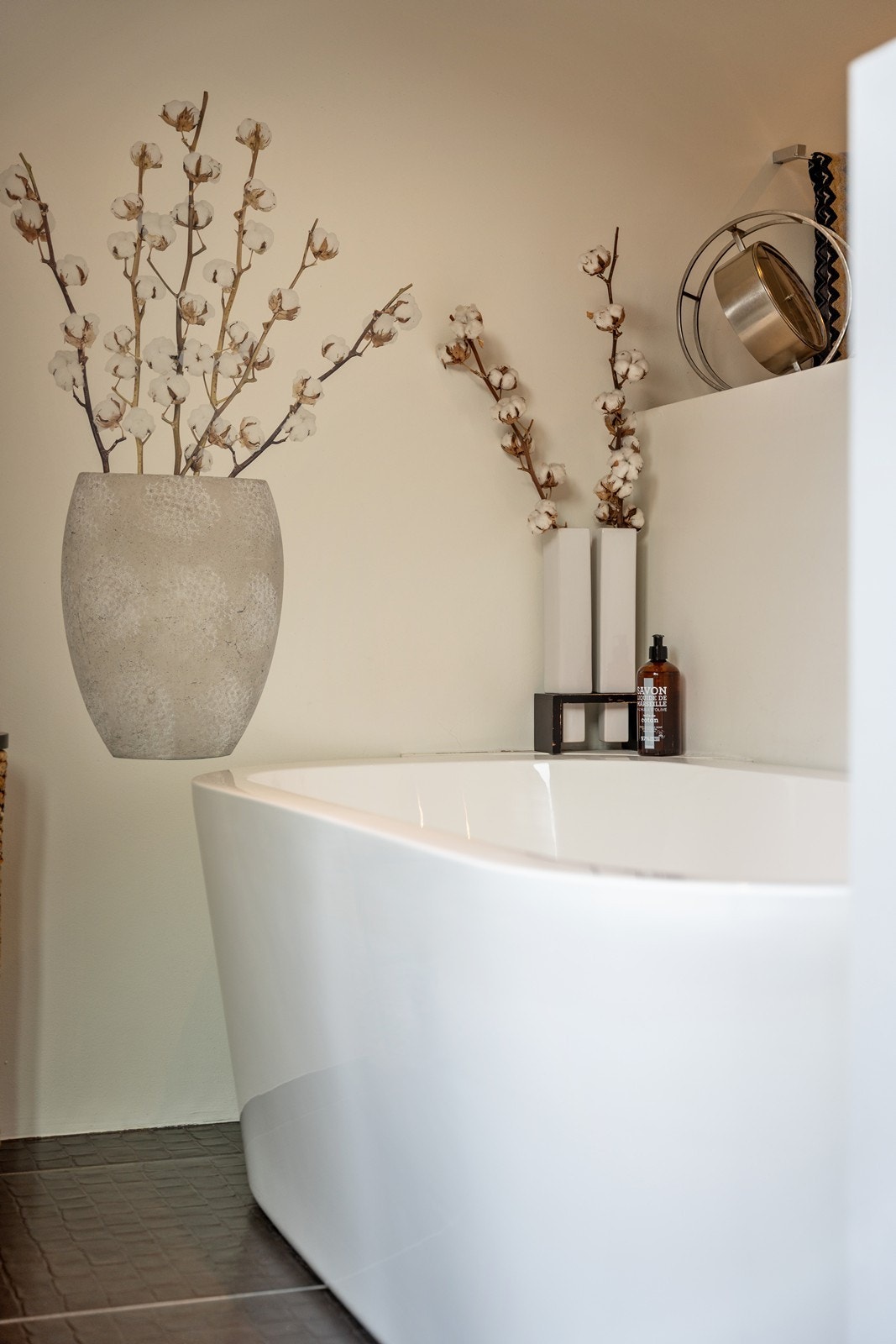 Badet er stort og har fliselagt gulv og dusj, med elvestein i dusjsonen, fossefalldusj, dobbel servant, badekar, bidè og toalett. Galleribilde