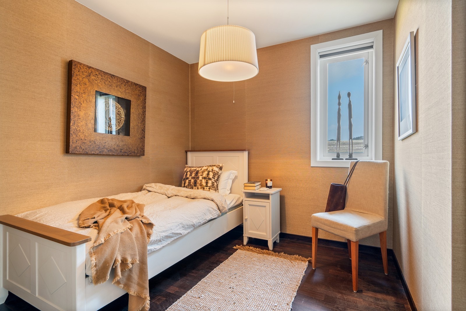 Soverom 2 i denne etasjen har god plass til møblering av seng og nattbord, og er utstyrt med garderobeskap. Galleribilde